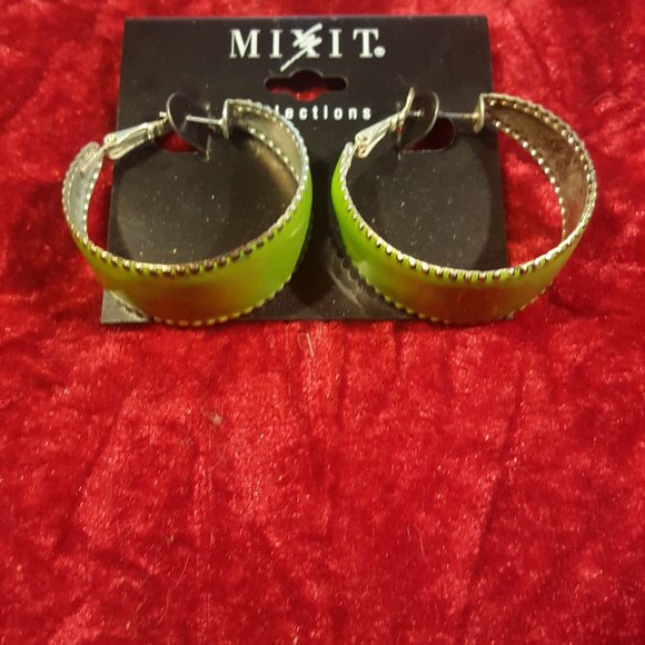 I have over 200 brand new earings - Picture 13 of 16